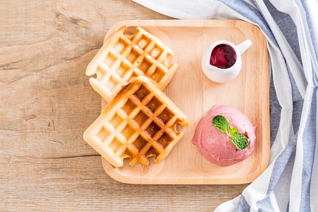 glace à la fraise avec gaufres