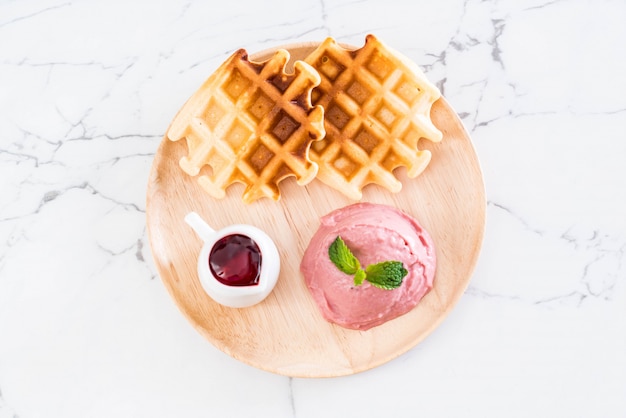 glace à la fraise avec gaufres