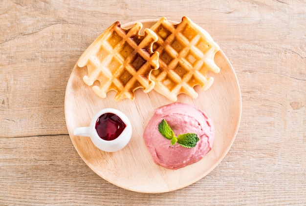 glace à la fraise avec gaufres