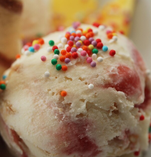 Glace à la fraise à la mangue en gros plan