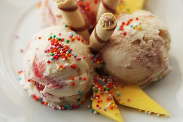 Glace fraise à la mangue