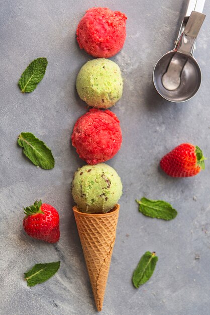 Glace à la fraise et à la menthe et au chocolat