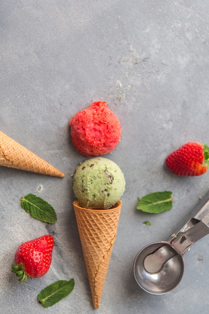 Glace à la fraise et à la menthe et au chocolat