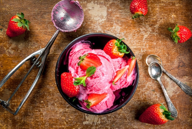 Glace à la fraise rose