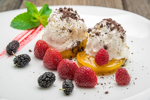 Glace à la framboise dans un bol en bois