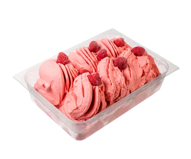 Glace gelato italienne aux framboises isolée sur blanc