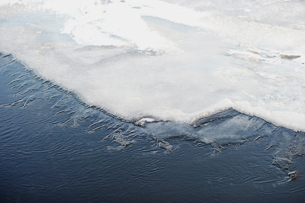 Glace gelée sur la rivière - buttes de neige et de glace