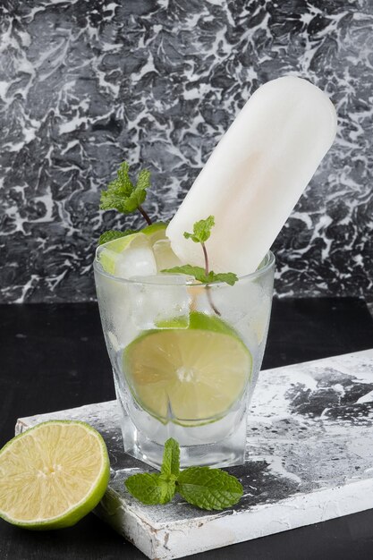 Photo glace glacée au citron sur une tasse en verre congelée avec des morceaux de citron