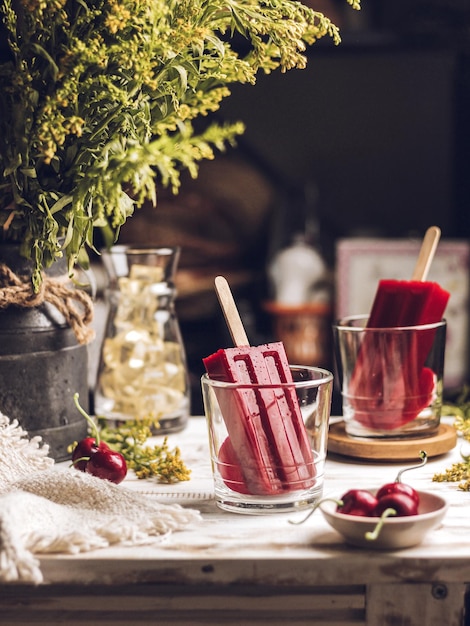 Glace glacée maison en verre sur la table. Nourriture d'été dans le concept de nature morte de pays.