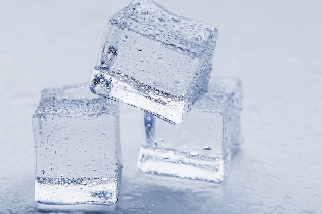 Glace avec gouttes d'eau de fonte