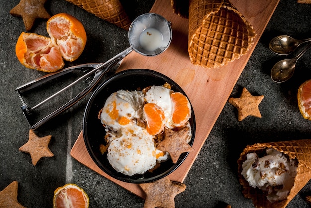 Glace d'hiver avec pain d'épices et mandarines vue de dessus