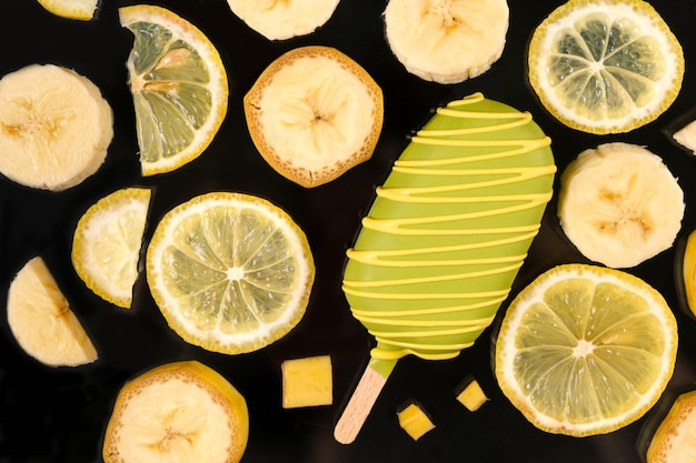 Glace jaune sur un bâton bananes et citrons