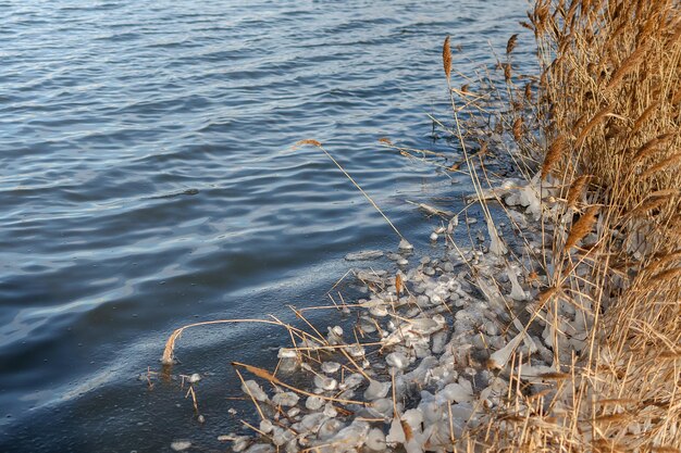 la glace sur le lac au printemps