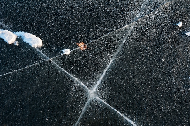 Glace sur le lac gelé. Beau fond d'hiver