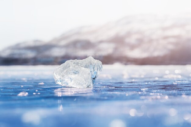 Glace sur le lac gelé. Image macro avec une faible profondeur de champ. Beau paysage d'hiver.