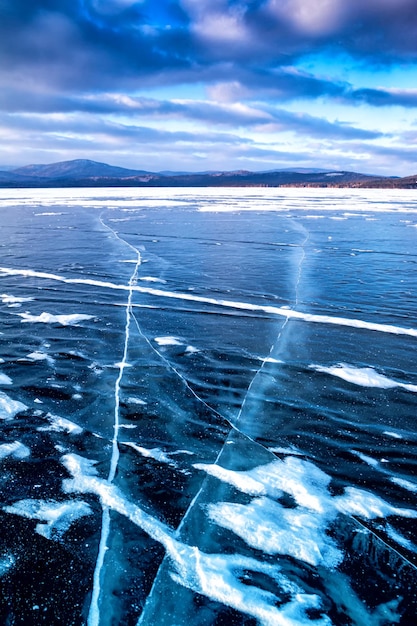 Glace sur le lac un jour d'hiver