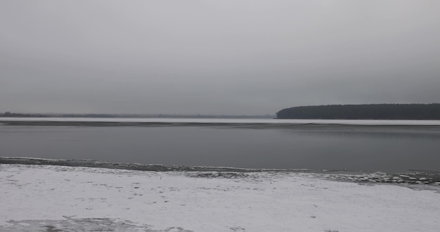 Photo glace sur le lac pendant les gelées