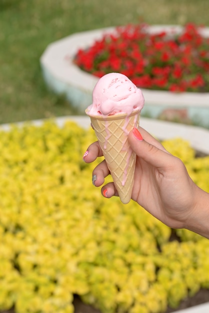 Glace à la main à l'extérieur