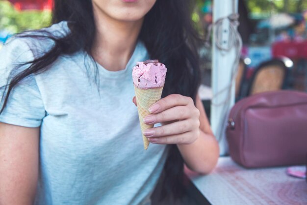 Photo glace à la main femme au café