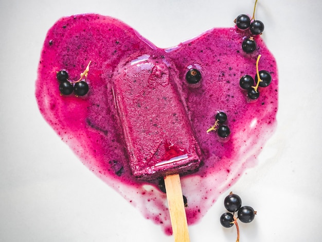 Glace maison allongée sur la table. Gros plan, vue d'en haut. Concept d'alimentation savoureuse et saine