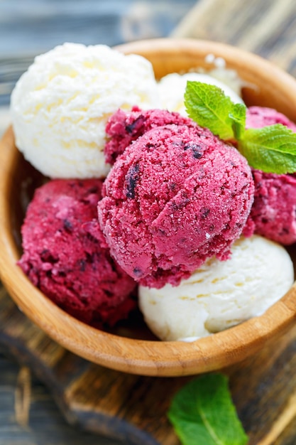 Glace maison au citron et cassis dans un bol