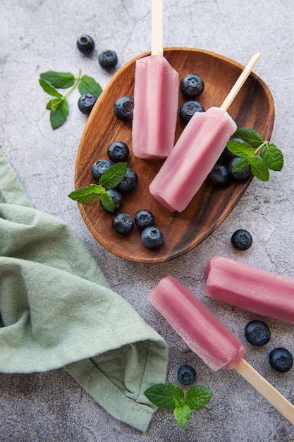 Glace maison aux bleuets ou popsicles