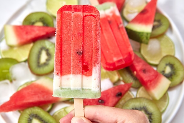 Glace maison sur un bâton avec un morceau de fruits