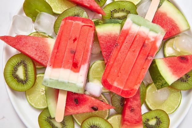 Glace maison sur un bâton avec un morceau de fruits