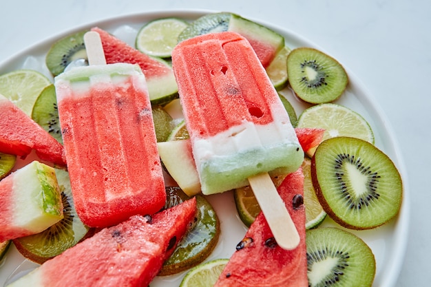 Glace maison sur un bâton avec un morceau de fruits