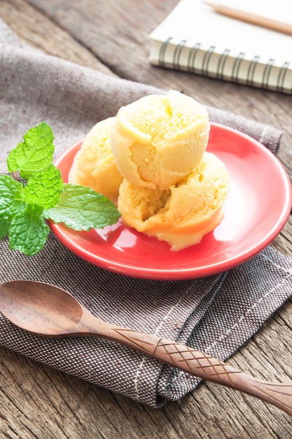 Glace à la mangue bio maison sur plaque rouge, mode de vie de l&#39;été