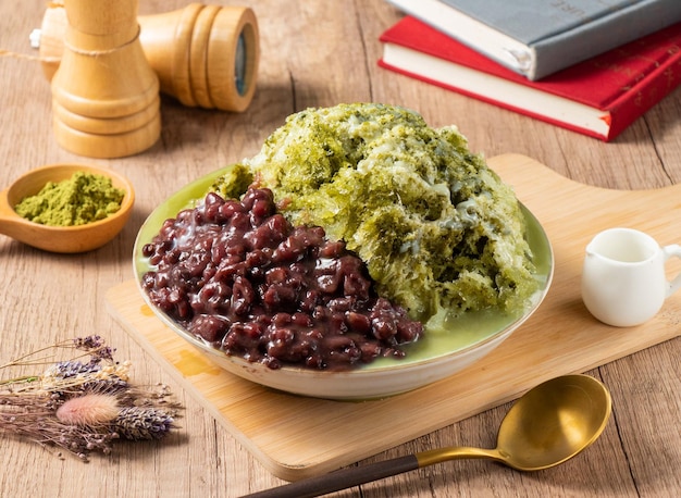 Glace matcha aux haricots rouges servie dans un bol isolé sur la vue de dessus de table de la cuisine asiatique