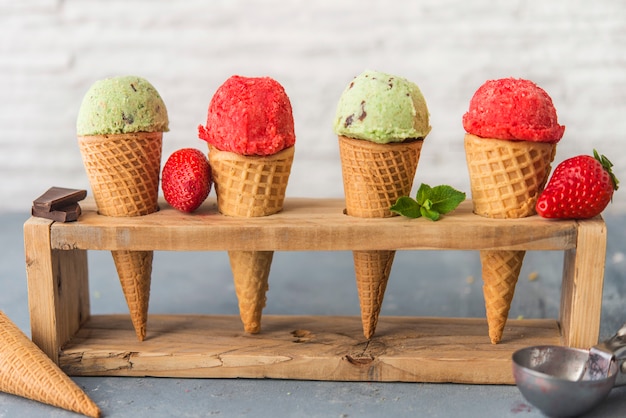 Glace à la menthe et chocolat et fraise