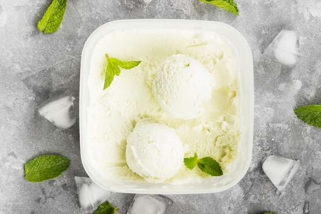 Glace à la menthe dans un bol sur un fond gris