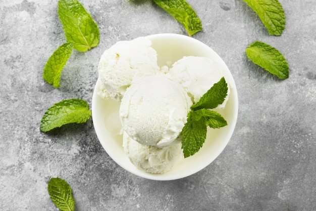 Glace à la menthe dans un bol sur un fond gris