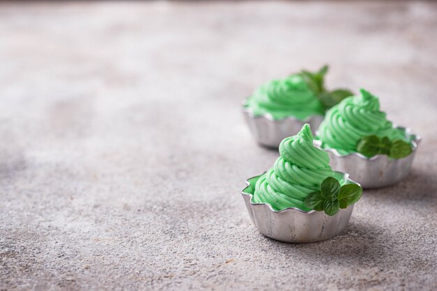 Glace à la menthe dans des bols