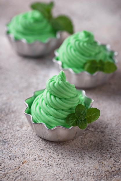 Glace à la menthe dans des bols