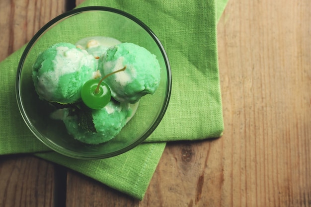 Glace à la menthe maison sur fond de bois