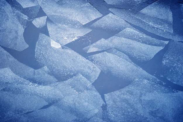 Glace mince sur la rivière