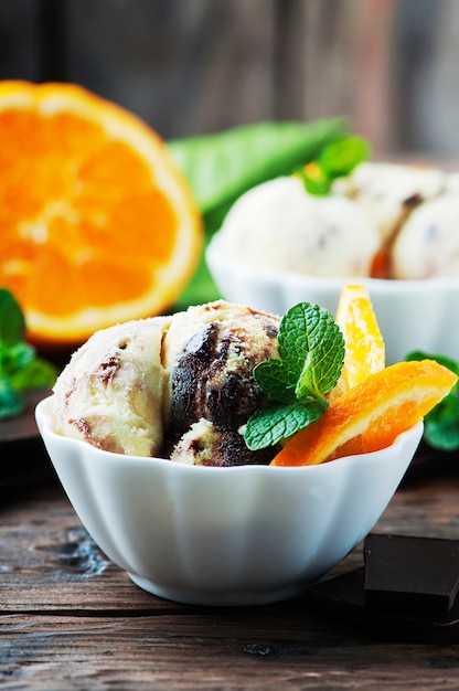 Glace à l'orange, au chocolat et à la menthe