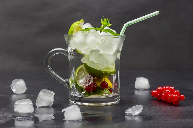 Glace et pailles de menthe de groseille de chaux dans un verre