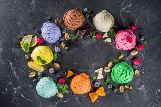 Glace pastel colorée avec des cônes de gaufre