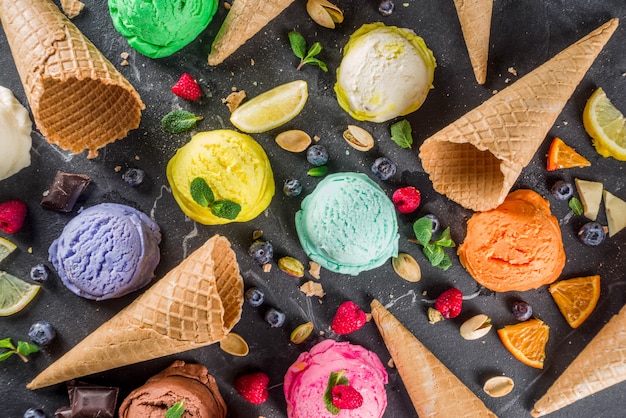 Glace pastel colorée avec des cônes de gaufre