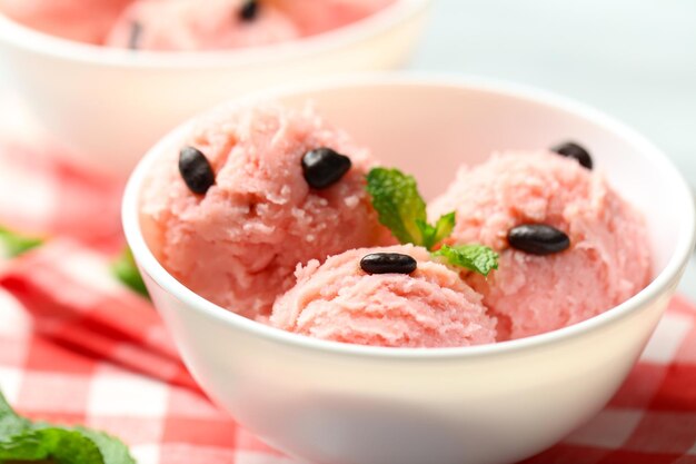 Glace à la pastèque dans un bol en gros plan