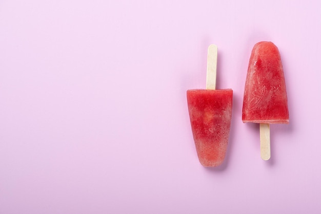 Glace à la pastèque sur une table rose Copie spacex9