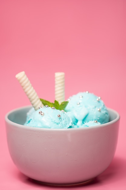 Glace Pictachio dans un bol blanc