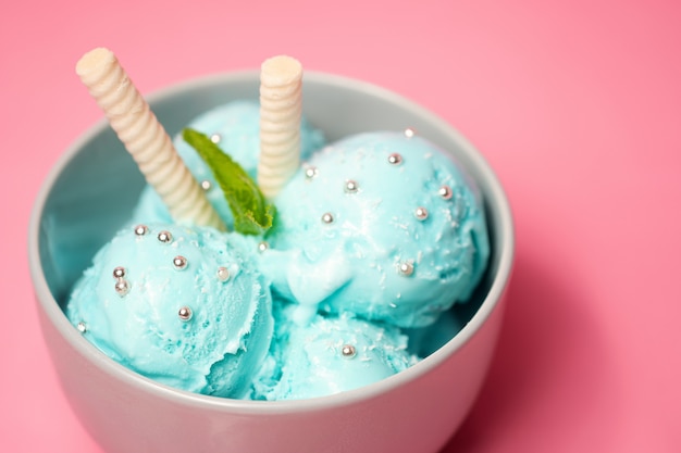 Glace Pictachio dans un bol blanc