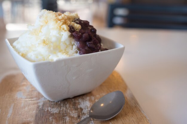 Glace pilée avec haricots rouges et lait.