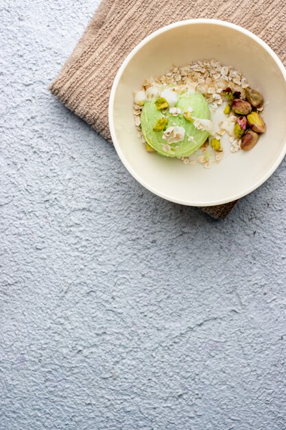 Glace à la pistache maison avec du chocolat blanc sur une vieille table en bois. Nourriture saine