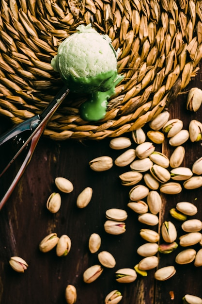 Glace à la pistache maison sur table en bois avec des couverts vintage