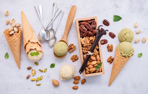 Glace pistache et vanille en cornets gaufrés